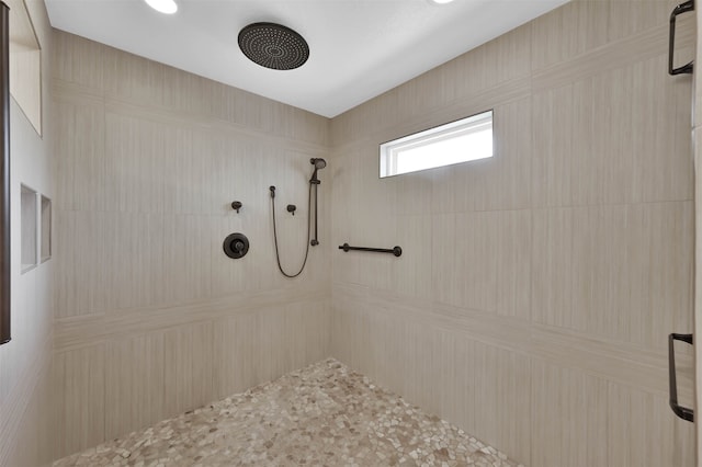 bathroom featuring tiled shower