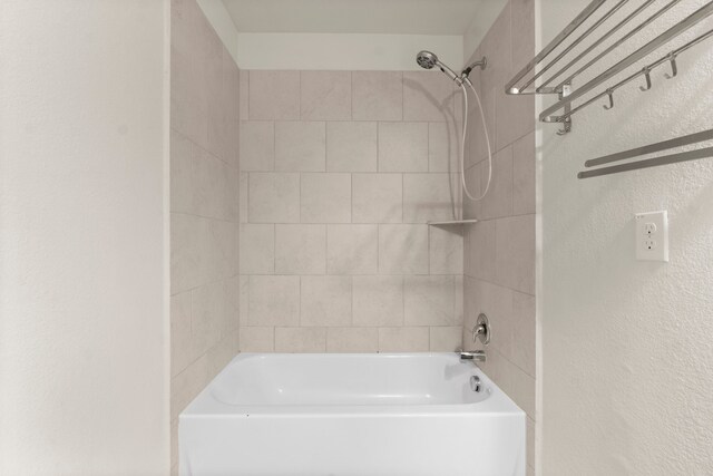 bathroom with tiled shower / bath combo