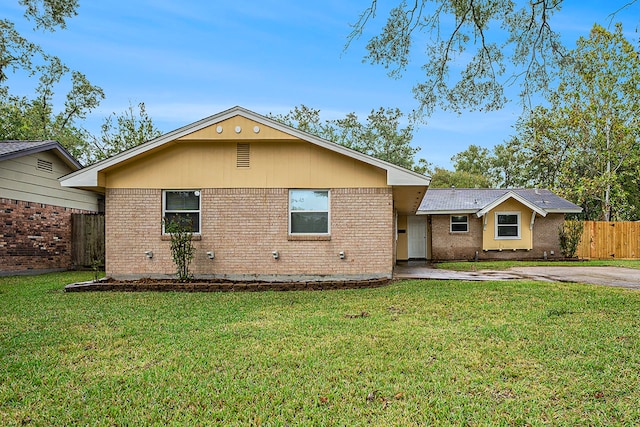 view of front of property featuring a front yard