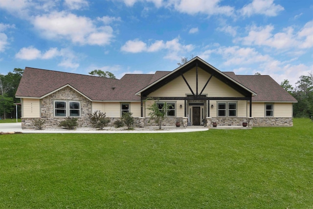 craftsman-style house featuring a front yard