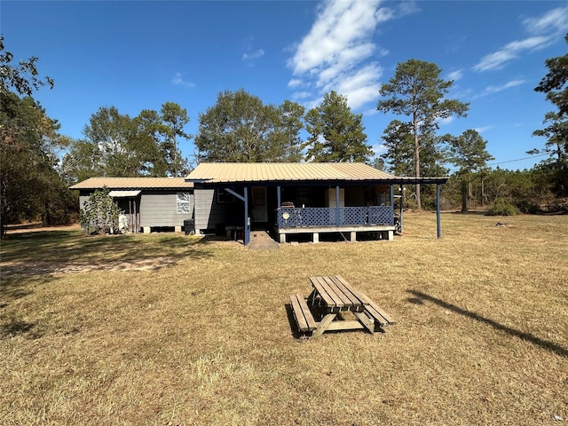 view of front of house featuring a front yard