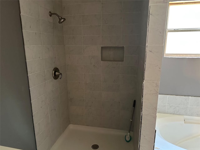 bathroom featuring tiled shower