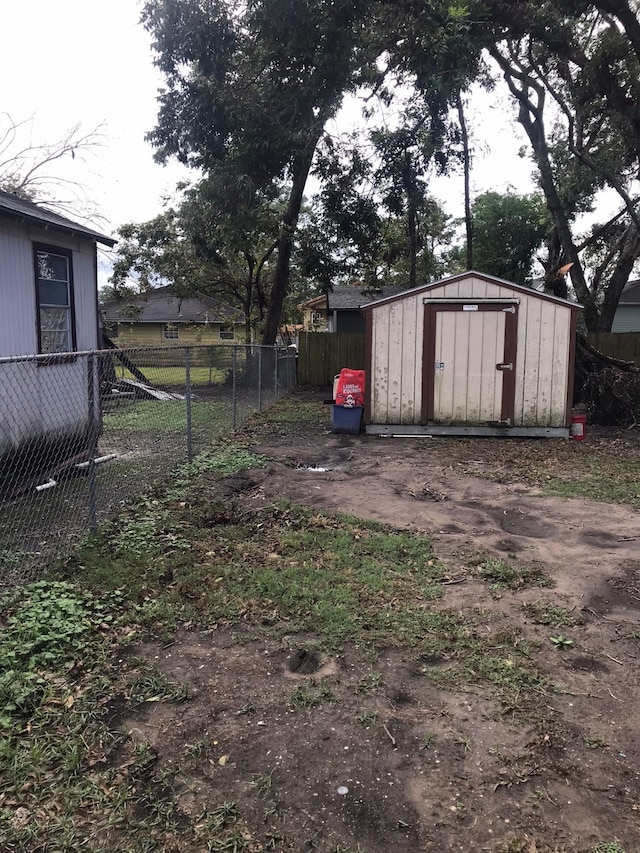 view of yard with a storage unit