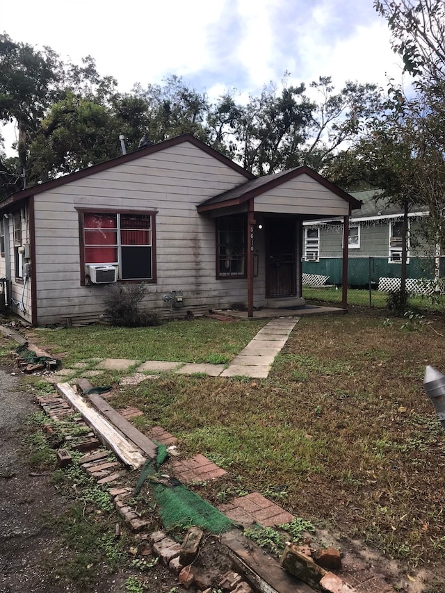 view of front facade with a front yard