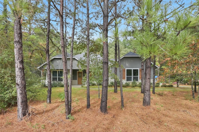 view of front of property with a front lawn