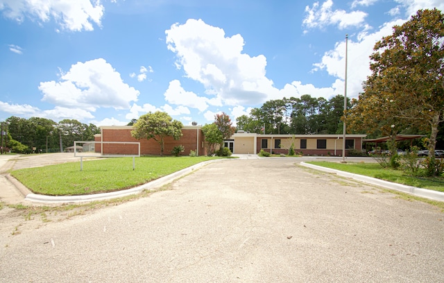 view of front facade featuring a front lawn