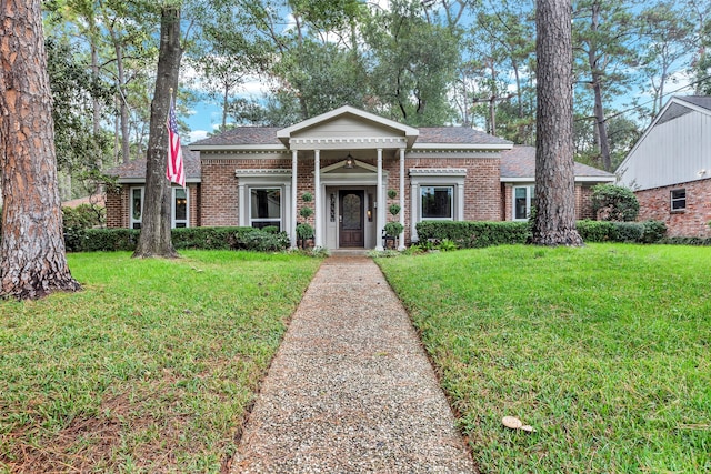 view of front of house featuring a front lawn