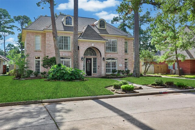 view of front of house featuring a front lawn