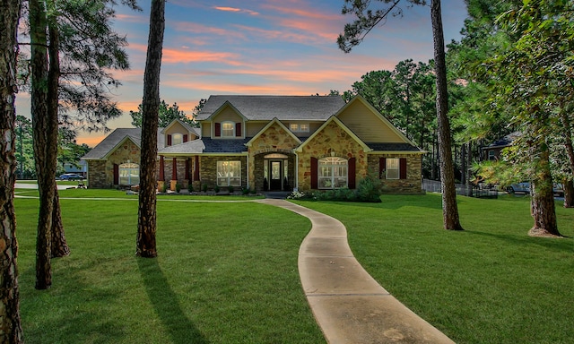 view of front facade featuring a yard