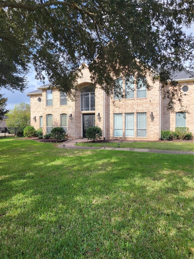 view of front facade featuring a front lawn