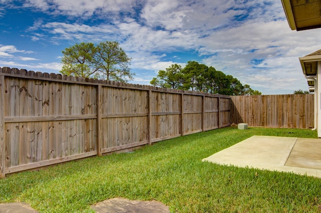 view of yard featuring a patio