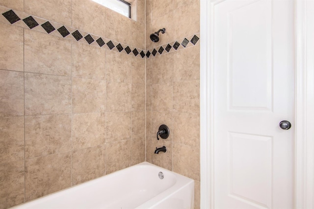 bathroom with tiled shower / bath combo