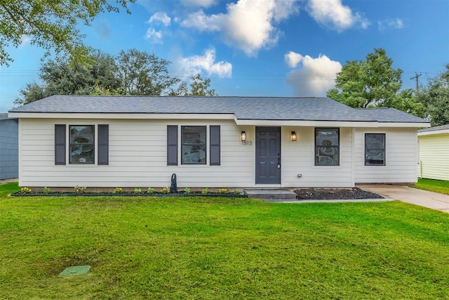 single story home with a front lawn