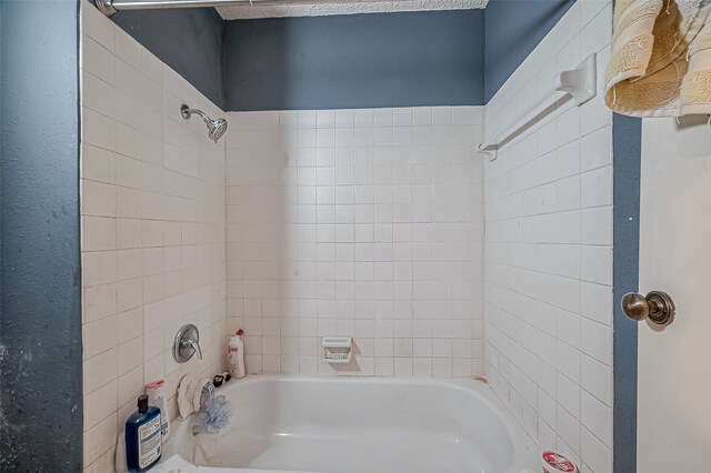 bathroom featuring tiled shower / bath