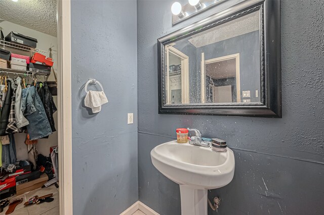 bathroom featuring a textured ceiling