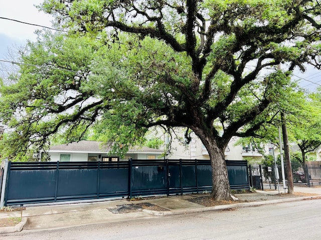 2817 Houston Ave, Houston, TX 77009 - gate featuring fence