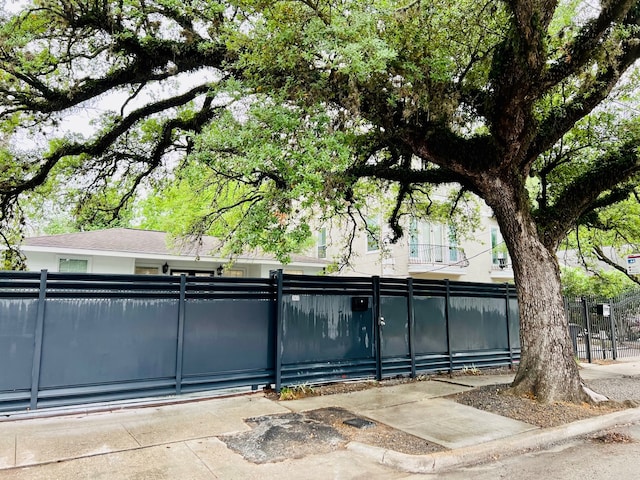 2817 Houston Ave, Houston, TX 77009 - gate featuring fence
