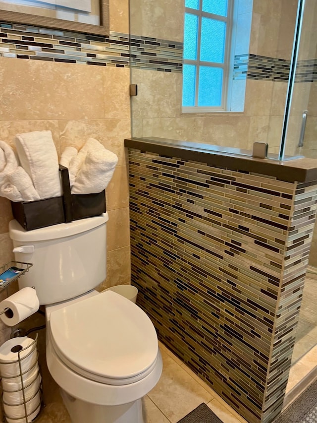2817 Houston Ave, Houston, TX 77009 - bathroom featuring tile walls, tile patterned floors, toilet, and tiled shower