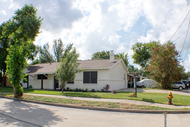 view of front facade featuring a front yard