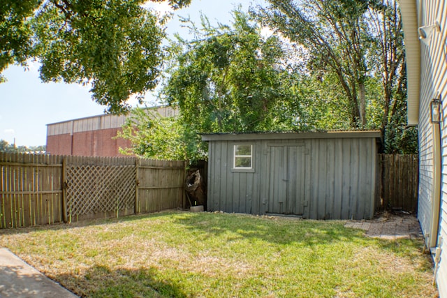 view of yard featuring a storage unit