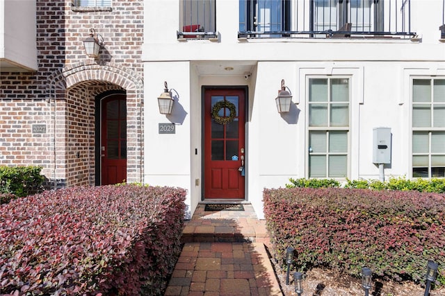 property entrance featuring a balcony