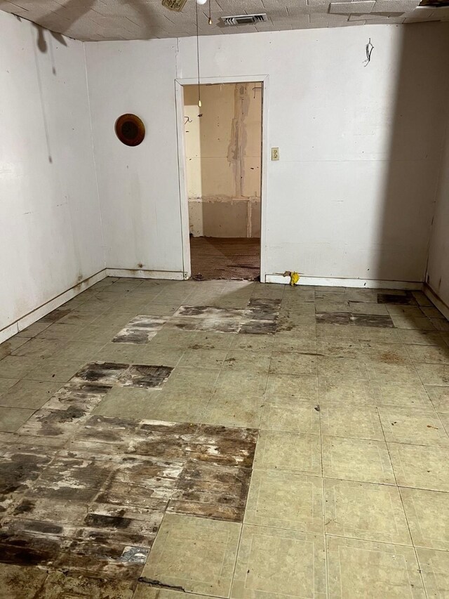 107 Thompson St, El Campo, TX 77437 - spare room with ceiling fan
