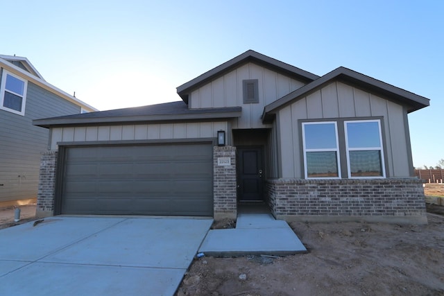 view of front of property featuring a garage