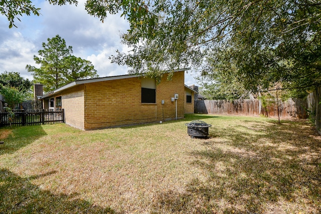 view of yard featuring an outdoor fire pit