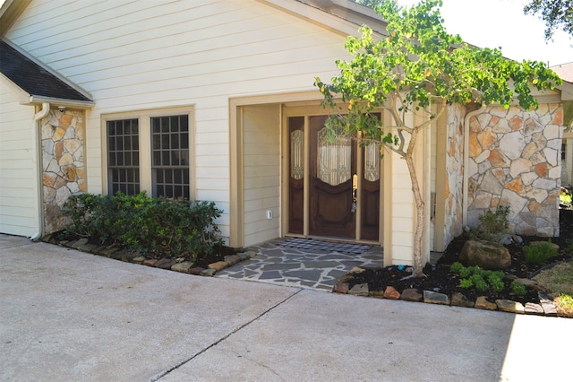 property entrance featuring a patio