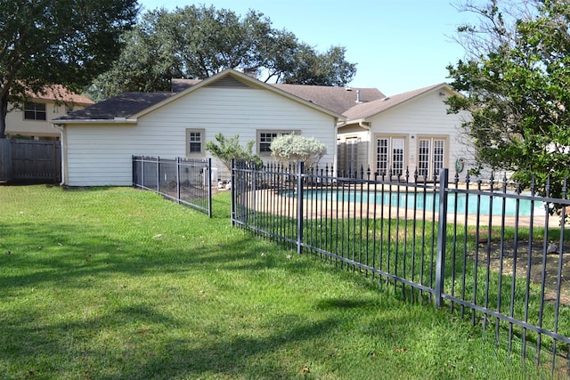 view of pool featuring a lawn