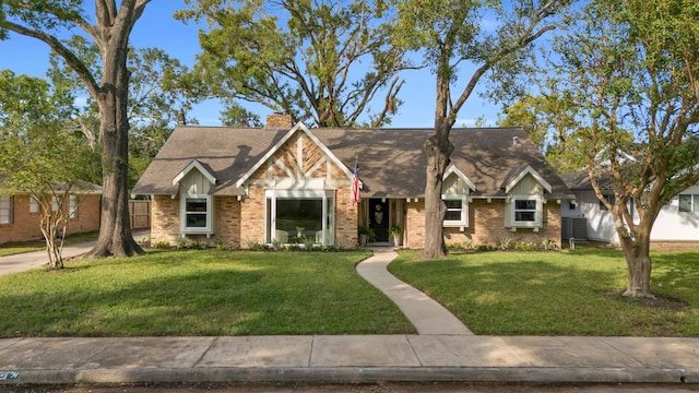 view of front facade with a front lawn