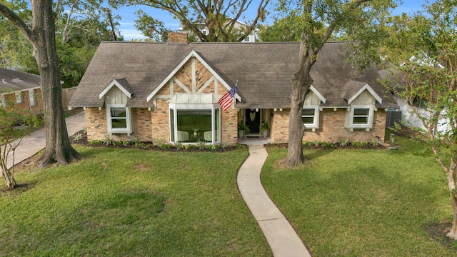 view of front of house featuring a front lawn