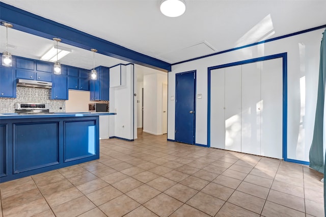 kitchen with hanging light fixtures, stainless steel stove, backsplash, and blue cabinets