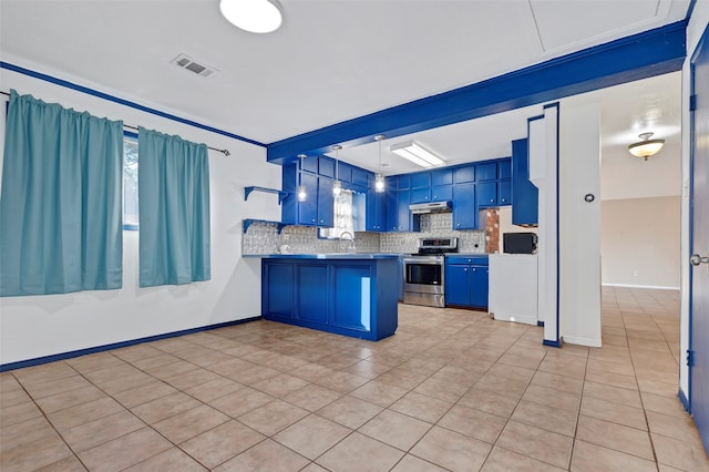 kitchen featuring kitchen peninsula, decorative light fixtures, stainless steel range oven, blue cabinetry, and decorative backsplash