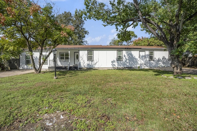 view of front facade with a porch and a front yard