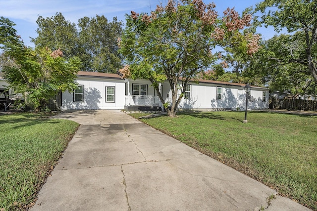 view of front facade featuring a front lawn and covered porch