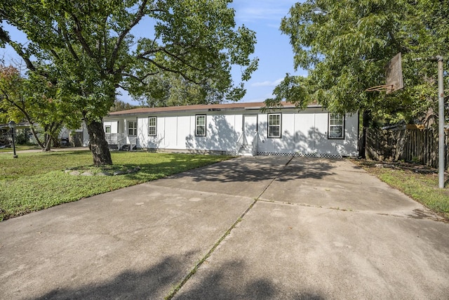 view of front of home with a front lawn