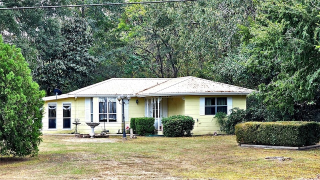 single story home featuring a front yard