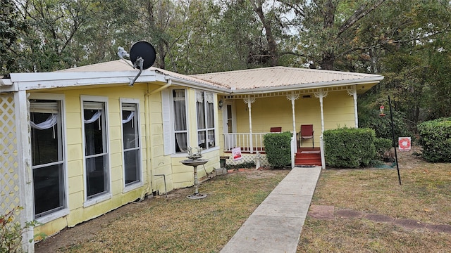 view of front facade with covered porch and a front lawn