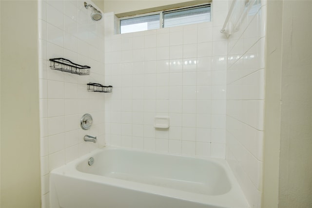 bathroom featuring tiled shower / bath