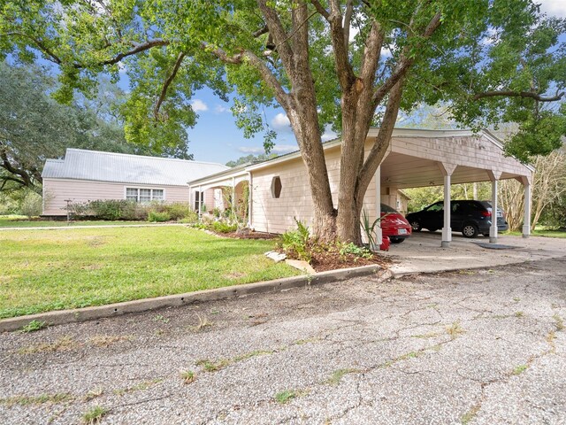 view of front of home featuring a carport and a front lawn