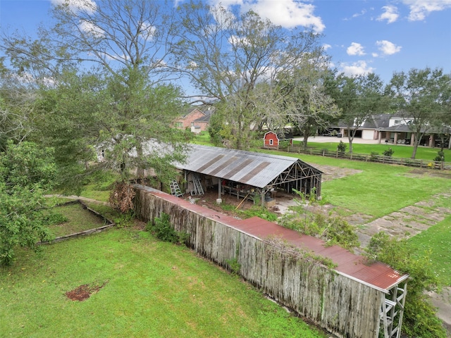 view of yard with an outdoor structure