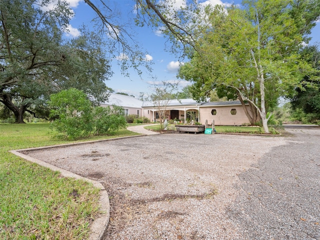 view of front of property featuring a front lawn