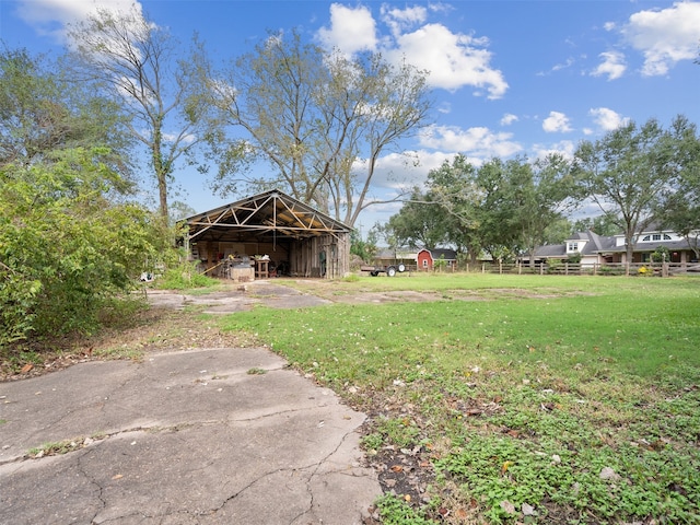 view of yard featuring an outbuilding