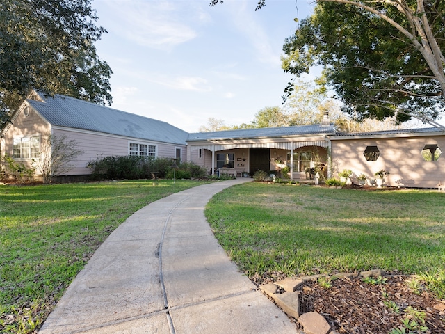 ranch-style home featuring a front lawn and covered porch