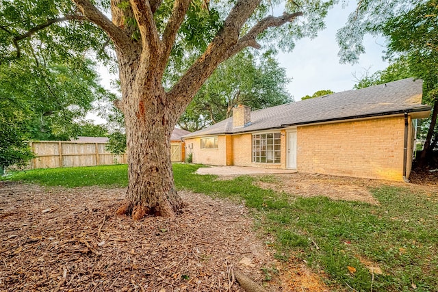 view of yard featuring a patio area