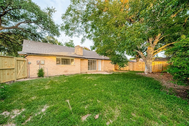 view of yard featuring a patio area