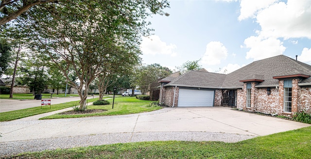 view of front facade featuring a garage and a front yard