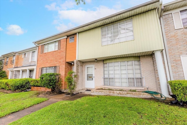 view of front of property with a front yard