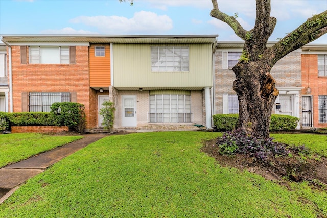 townhome / multi-family property featuring a front yard